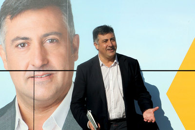 El líder de ERC, Joan Puigcercós, durante su rueda de prensa ayer en el Delta de Llobregat (Barcelona).