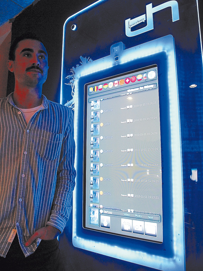  Carles Farrerons, al lado de AVIM, su creación. 