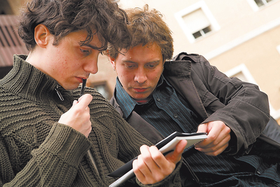  Daniel Gascón, a la derecha, revisa con Jonás Trueba el punto dos de su manual: ponerse cultureta para ligar. 