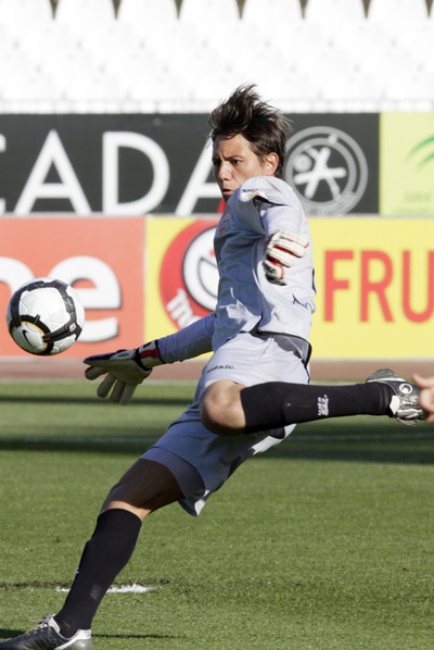 Diego Alves saca de portería durante un partido del Almería.