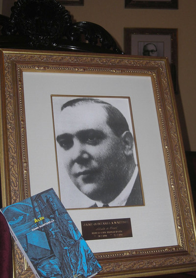 Fotografía de Xaime Quintanilla. En primer término, la reedición de su obra de teatro  Alén .