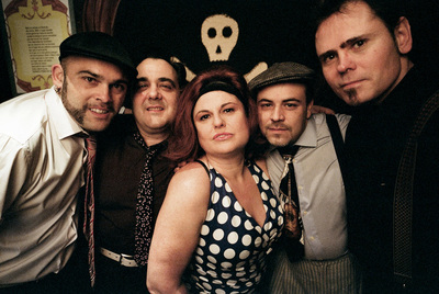 Teté Delgado, rostro popular televisivo gracias a su intervención en series como  El Súper,  posa con la banda Los Ciclones.