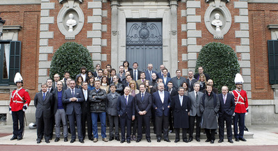 El alcalde de Barcelona, Jordi Hereu (en la primera fila, sexto por la izquierda), entre Javier Godó e Ignacio de Polanco, durante la recepción a los premiados, ayer en Barcelona.