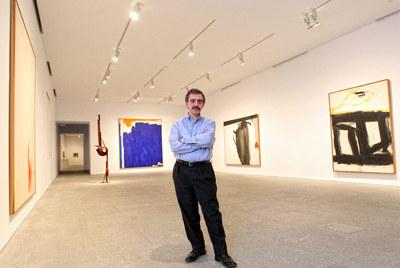 Manuel Borja-Villel, entre un  clyfford still  y un  motherwell  (a su derecha), el pasado viernes en la nueva sala de pintura estadounidense.