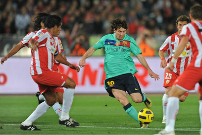 Messi busca el disparo en la frontal del área rodeado de defensores del Almería.