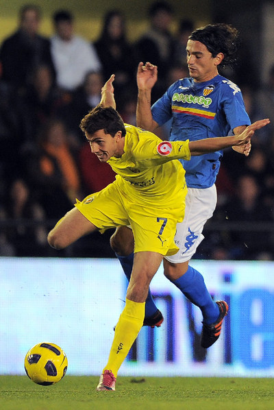 Nilmar intenta controlar el balón ante la oposición de Tino Costa.