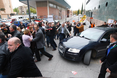 Los funcionarios intentan boicotear un mitin de Griñán