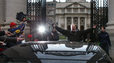 Un hombre protesta en Dublín ante la llegada de uno de los ministros a la reunión especial de ayer del Gobierno de Irlanda.