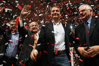 Zapatero, entre Montilla (a su derecha) y Borrell, en el mitin del PSC en Lleida.