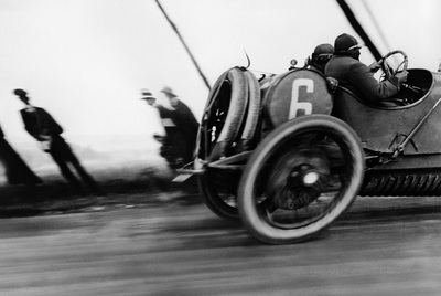  Grand Prix de Circuit de la Seine,  fotografía de Jacques-Henri Lartigue: un icono de modernidad que inspiró a Blom en su ensayo  Años de vértigo. 