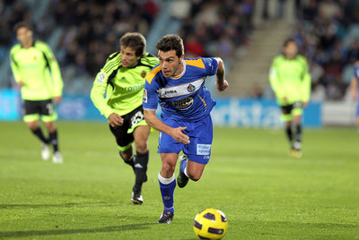 Colunga se escapa del marcaje de Ponzio.