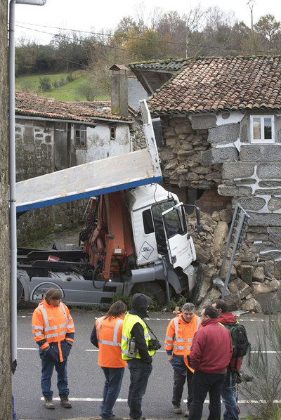 Un camión se empotra contra una casa en Montederramo