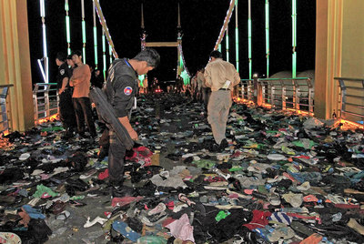 Policías y militares examinan el puente donde se produjo el accidente.