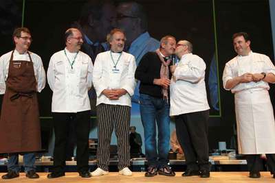 Aduriz, Subijana, Roteta, Arguiñano recibiendo un cariñoso beso de Arzak, y Berasategui, ayer en San Sebastián.
