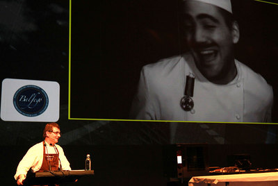 Andoni Luis Aduriz, ante uno de los tres cortos en blanco y negro que presentó en el congreso San Sebastián Gastronomika.rnFerran Adrià explica la estructura de sus micromenús.