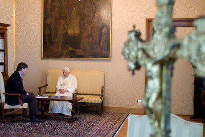 Benedicto XVI conversa con el periodista alemán Peter Seewald, autor del libro  Luz del Mundo,  ayer en el Vaticano.
