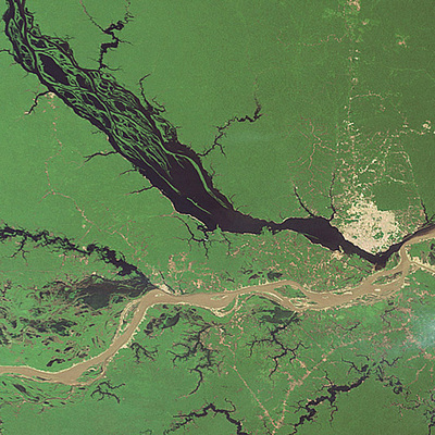 Encuentro de las aguas del río Negro y el Solimoes, procedente de los Andes peruanos, en Manaos para formar el Amazonas.