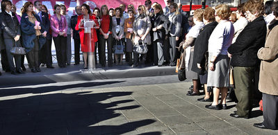 La alcaldesa Rita Barberá lee el bando emitido con motivo del Día Internacional para combatir la violencia contra las mujeres.