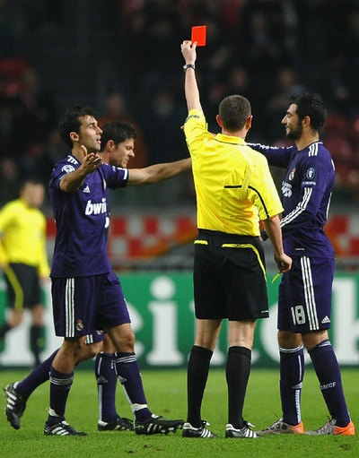 El árbitro Craig Thomson expulsa a Alonso en Ámsterdam.