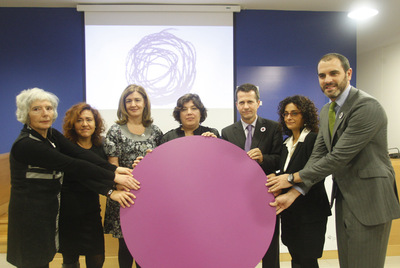 La directora de Emakunde, María Silvestre (en el centro), y el presidente de Eudel, Jokin Bildarratz (a su izquierda), ayer junto a representantes de otras instituciones sosteniendo un círculo lila, símbolo de solidaridad con las mujeres maltratadas.