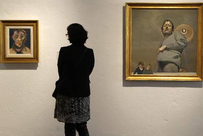 Un visitante entre  Autorretrato  (1969), de Francis Bacon (izquierda), y  Reflejo con dos niños (1965),  de Lucian Freud.rnLa obra  Cascada 3  (1967), de Bridget Riley.