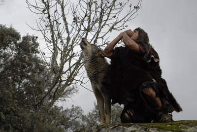 Juan José Ballesta aúlla junto a un lobo en  Entrelobos. 