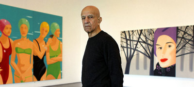 Alex Katz, ayer en Madrid junto a sus obras  Eleuthera  (izquierda) y  3 de enero,  uno de los retratos de Ada, su mujer.