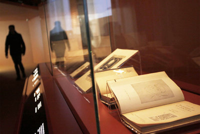 Imaxe dos expositores de  Exlibris Gallaeciae , a mostra no Arquivo de Galicia da Cidade da Cultura, en Santiago.