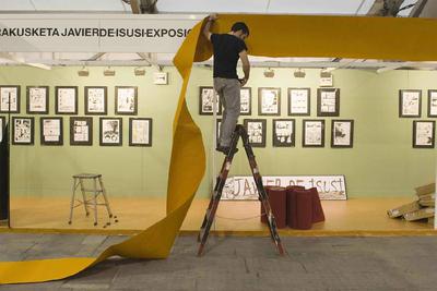 Un operario acondiciona la carpa que acogerá desde hoy el Salón del Cómic de Getxo en Las Arenas.