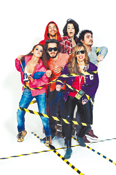  El skate, el  hip-hop,  el pop y la estética chandalera conviven cada vez más cerca en el libro de estilo de las tendencias globales. En esta página y en portada, en la fila de detrás, de izquierda a derecha: Santi, pantalón Levi's, camisa y jersey Carhartt (y en la otra foto, zapatillas Pointer); Ana, camisa y pantalón Levi's, camiseta H&M y  zapas  Nike; Mariana, cazadora, camiseta y zapatillas Nike, pantalón Levi's, mochila de American Apparel; y Xavi, pantalón Ecko Unlimited, sudadera y zapatillas Nike, cadenas The Unpost y riñonera  vintage.  En el suelo: Pol, pantalón Ecko Unlimited, polo Lacoste, zapatillas Balenciaga para The Unpost, gafas y boina de Raf Simons para The Unpost y cadenas de oro de Rabat (en la página de la derecha, con parka de Carhartt); y Raquel, cazadora Carhartt, camisa de cuadros de Levi's, camiseta,  leggings  y gafas de American Apparel, zapatos Pointer y Gameboy de Nintendo. rnMaquillaje y peluquería: Rafit para Mac. Asistente de maquillaje: Christina López. Asistente de fotografía: Oriol Cervantes.