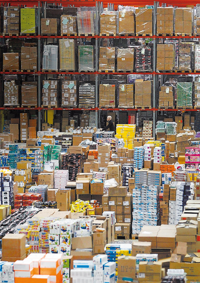  Los grandes almacenes para ciberpedidos, como estos de Amazon, comen terreno a los tradicionales. Su frontera inmediata: la normalización de la venta de ropa  online.  