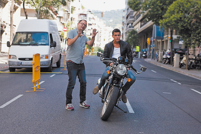  Fernando González Molina (izquierda) y Mario Casas, en el rodaje en Barcelona de  Tres metros sobre el cielo.   
