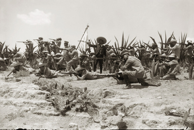 Simulacro de guerra por parte de los cadetes del Colegio Militar, ante el presidente Francisco I. Madero, en Chapultepec, Ciudad de México (1912), Fotos del libro  México: fotografía y revolución  (Lunwerg).