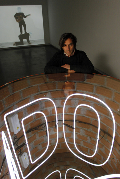 El artista chileno Iván Navarro, en su exposición  Tener dolor en el cuerpo de otro.  