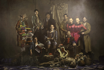 Pascal Comelade (a la izquierda, sentado) y Albert Pla (a su lado), en una escena de  Somiatruites. 