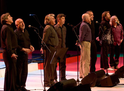 Los participantes en el proyecto   Gu Gira   cantan juntos en el escenario del Kursaal en abril de 2009. De izquierda a derecha, Gorka Knörr, Urko, Pantxoa eta Peio, Xeberri, Gontzal Mendibil, Txomin Artola y Anje Duhalde.