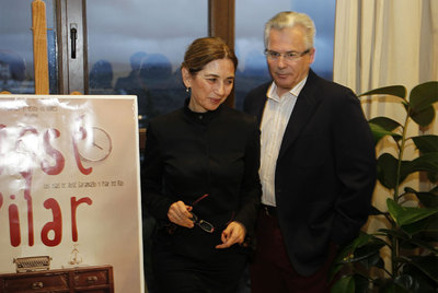 Pilar del Río y Baltasar Garzón, junto al cartel de la película   José y Pilar,   en el Festival Internacional de Cine Político de Ronda.