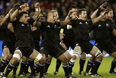 Los All Blacks, el equipo de rugby neozelandés, practican el 'Haka',  himno guerrero maorí, antes de iniciar un partido, el pasado 13 de noviembre de 2010.