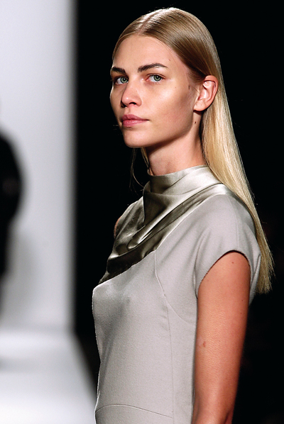  Al natural rn Dolce&Gabanna, Narciso Rodriguez o Balmain han empleado  looks  naturales y al mismo tiempo muy elaborados con un corte rotundo y muy liso. Un truco: pulverizar un poco de laca en una brocha de afeitar (para tener una cantidad mínima de producto) y aplicarlo en la parte superior de la cabeza para eliminar esos pelos rebeldes y la electricidad estática.