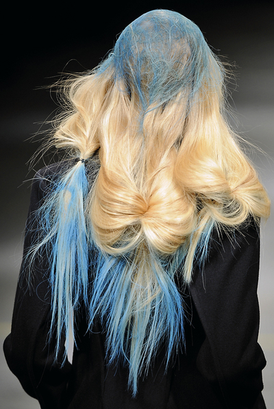  Costura nómada rn Para mujeres fuertes que viajan y se atreven a mezclar grandes accesorios en su  look.  El cabello de  