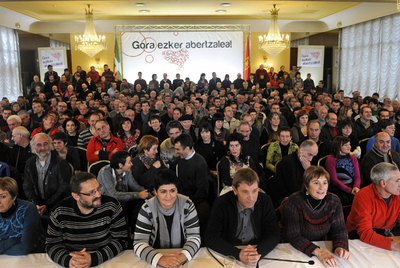 El líder de los  abertzales,  Rufi Etxeberria (tercero por la derecha), durante la rueda de prensa.