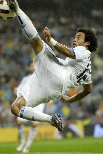 Un remate acrobático de Marcelo, frente al Deportivo.