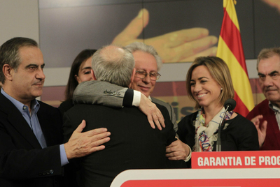 José Montilla (de espaldas) abraza a Isidre Molas ante Corbacho y la ministra de Defensa, Carme Chacón, en la sede del PSC.rnIceta se limpia los restos de un huevo lanzado contra él.