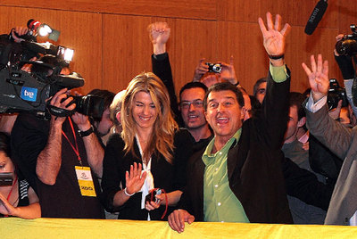 Joan Laporta celebra el resultado con  la candidata Anna Arqué.