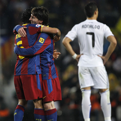 Xavi y Messi se abrazan en la celebración de uno de los goles del Barça ante la desolación de Cristiano Ronaldo.