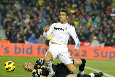 Cristiano disputa el balón con Valdés en una acción en la que el portugués pidió penalti.