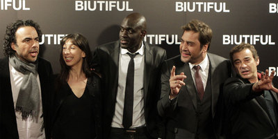 De izquierda a derecha, González Iñárritu, Maricel Álvarez, Cheick Ndiaye, Javier Bardem y Eduard Fernández,  en el estreno .  