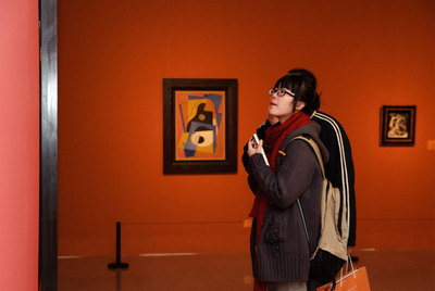 Dos visitantes, ayer, en la exposición sobre el cubismo en el Museo Nacional de China.