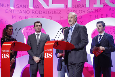 Del Bosque, con Casillas en segundo término, durante la gala de los Premios AS del deporte 2010.