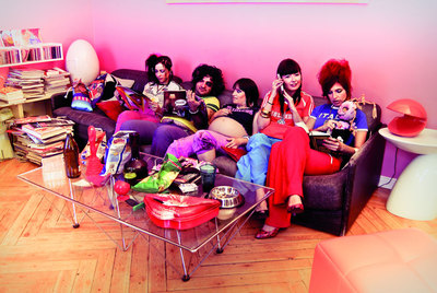 Integrantes del grupo Las Jennys de Arroyoculebro reposan en el sofá.